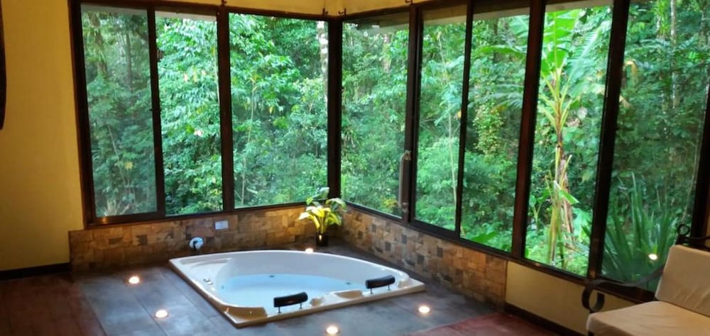 Tropical Suite With Jacuzzi photo 2