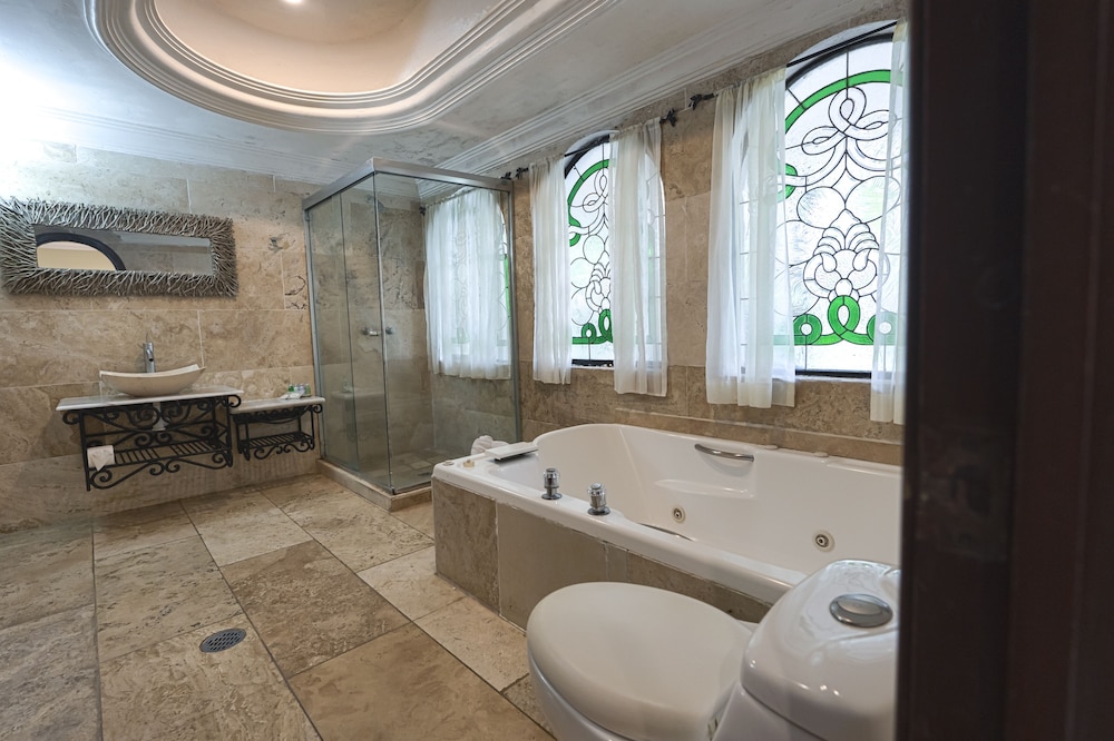 Comfort Suite, 1 King Bed, Accessible photo 3