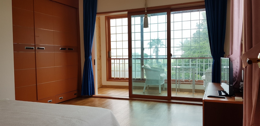 Family Room (17 PY) photo 1