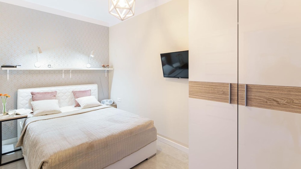 Apartment (31 E Gold) photo 1