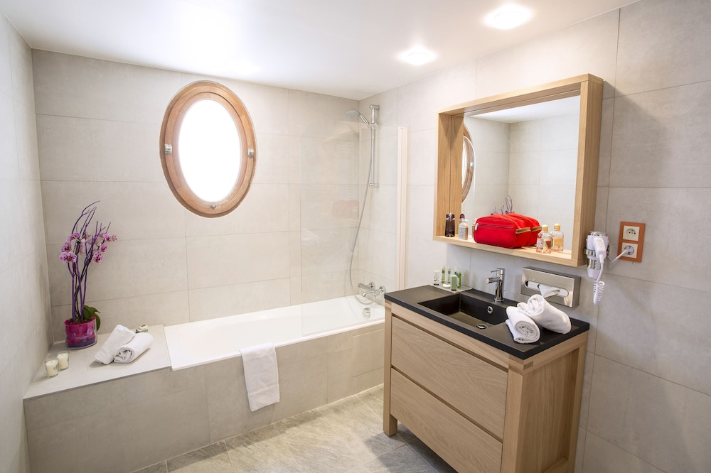 Superior Double Room, Balcony (Spa Access Included) thumbnail 5