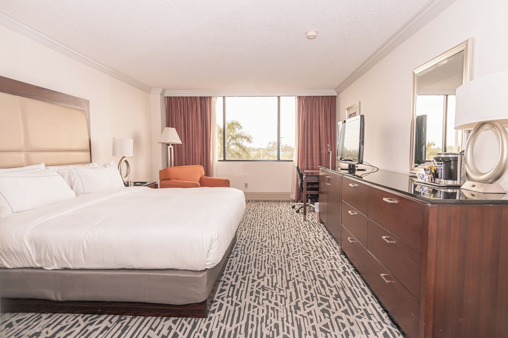 Room, 1 King Bed, Accessible (Mobility & Hearing, Roll-in Shower) - Photo 4