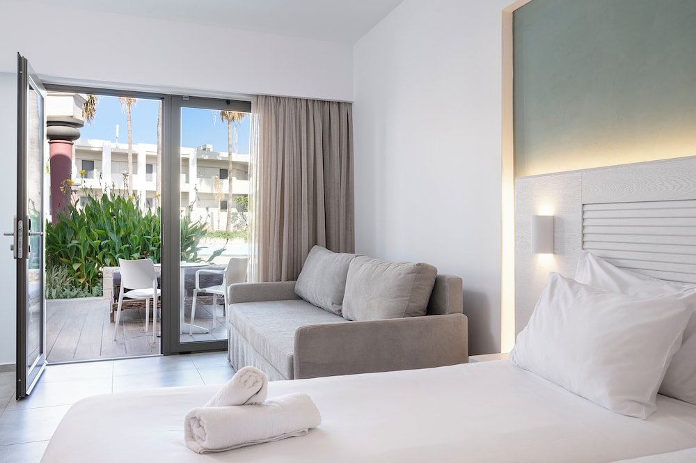 Deluxe Room, Terrace, Pool View photo 2