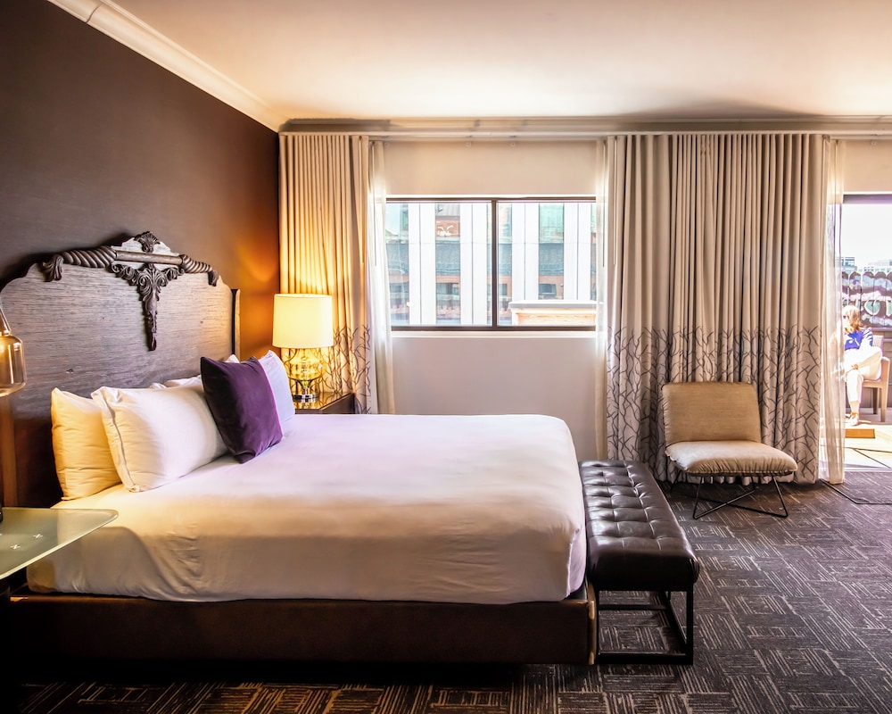 Premium Queen Room with Sky View thumbnail 6