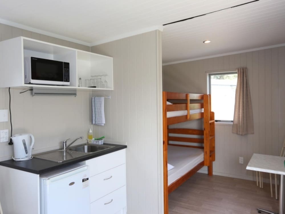 Studio Ensuite Cabin -sleeps 6 (Bedding not included) photo 2