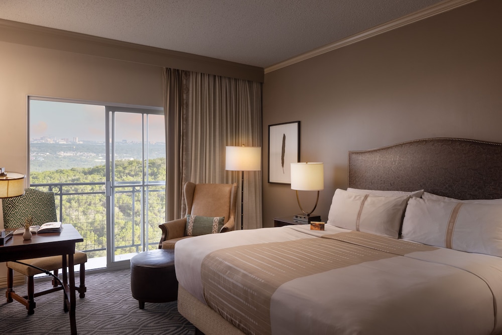 Deluxe Room, 1 King Bed, City View