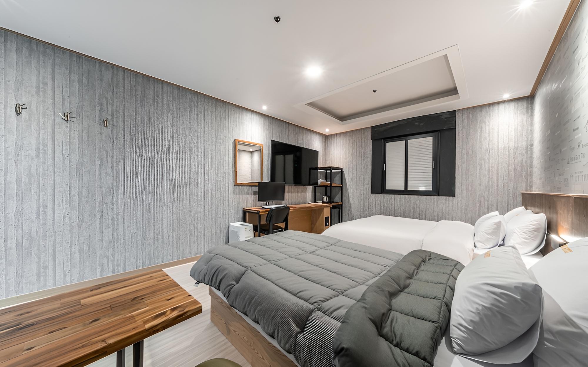 Room (Deluxe Twin Room (Netflix available)) photo 3