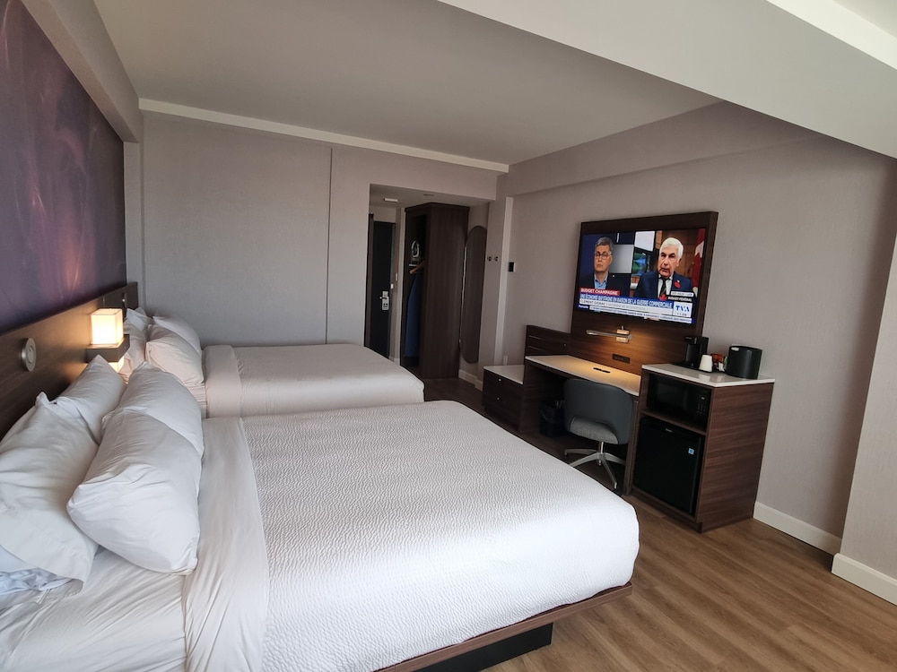 Standard Room, 2 Queen Beds - Photo 2