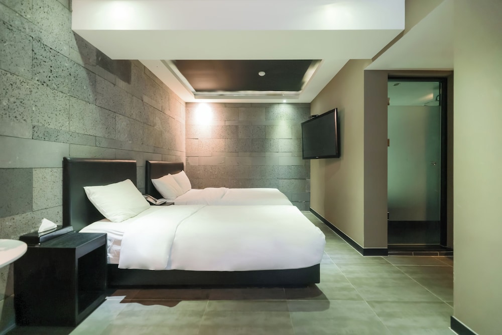 Premium Twin Room - Photo 11