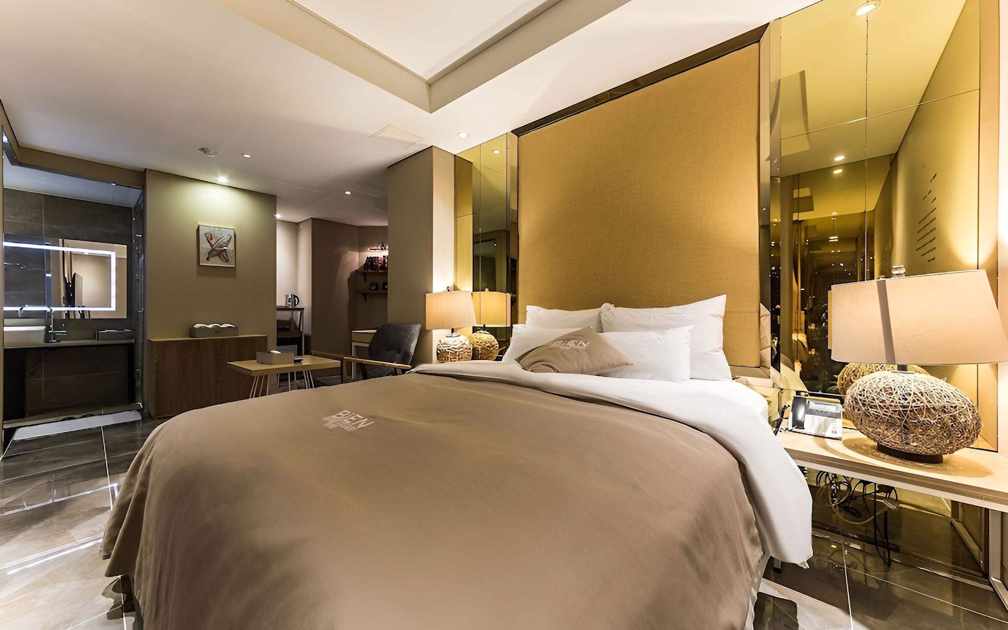 Room (Premium) - Photo 22