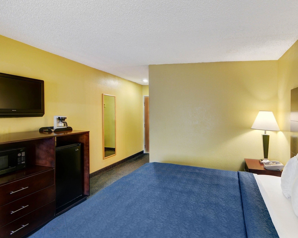 Standard Room, 1 King Bed, Non Smoking - Photo 4