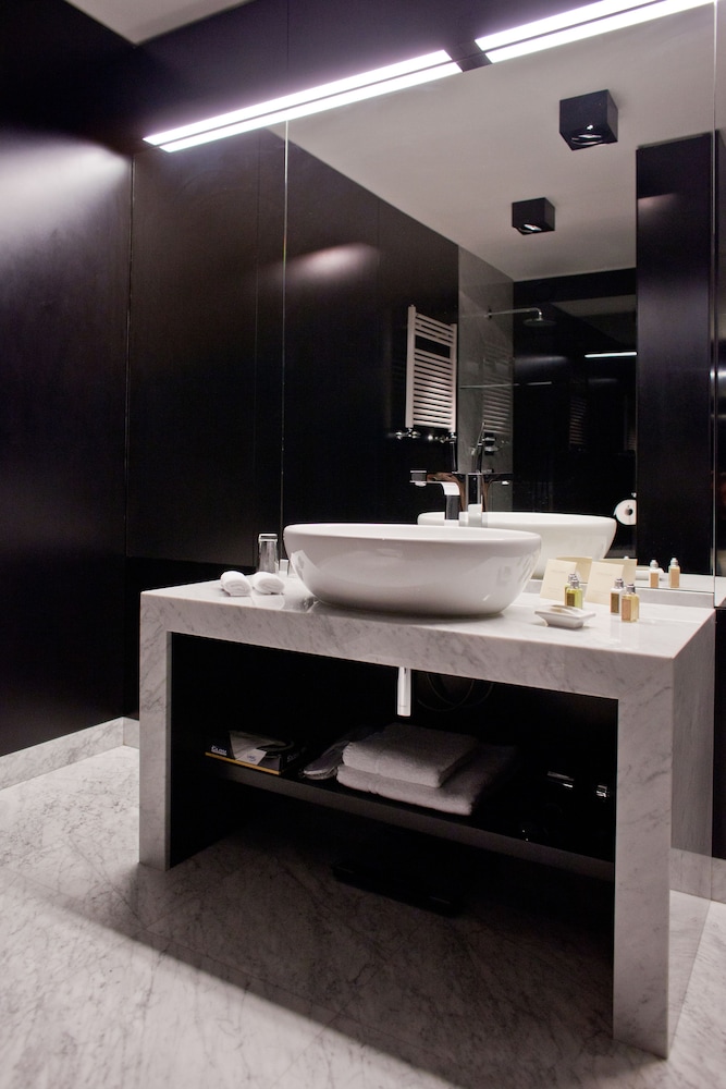 Deluxe Room - Photo 12