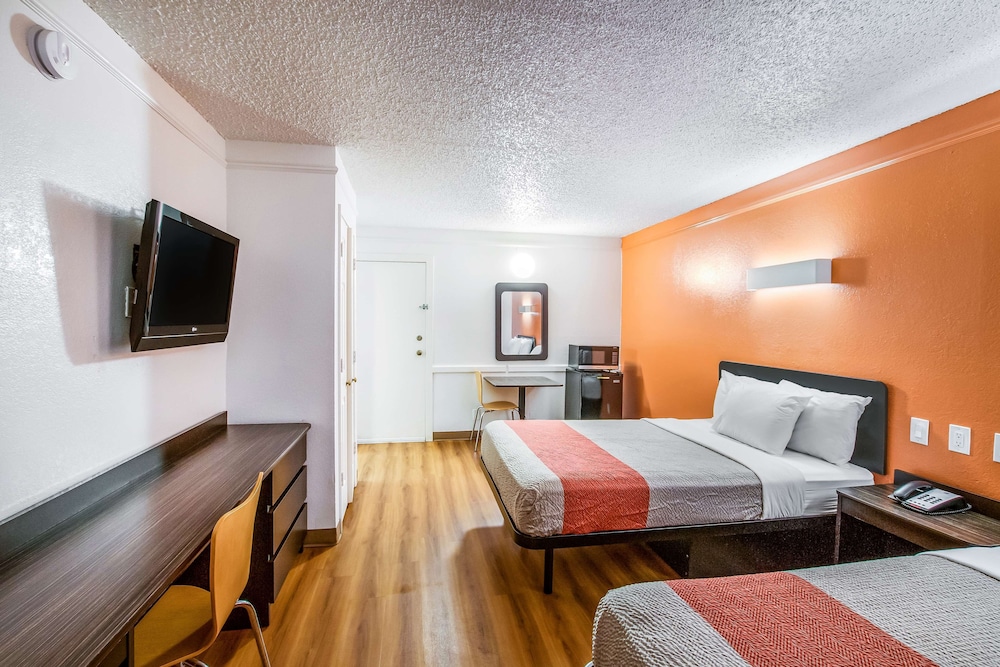 Standard Room, 2 Double Beds, Non Smoking - Photo 5