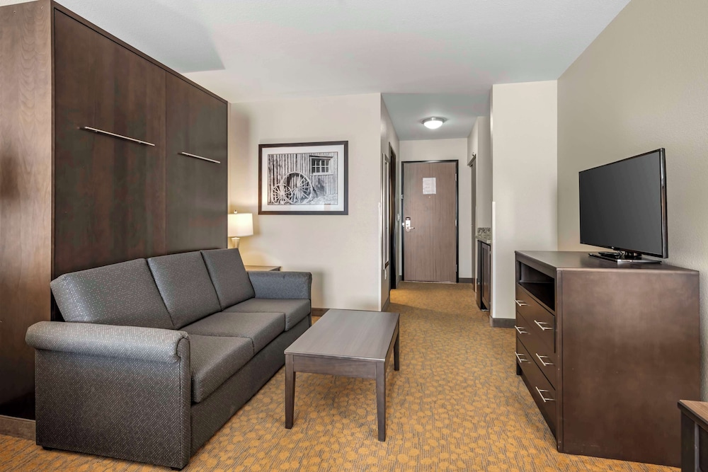 Suite, 2 Queen Beds, Non Smoking, Refrigerator & Microwave - Photo 3