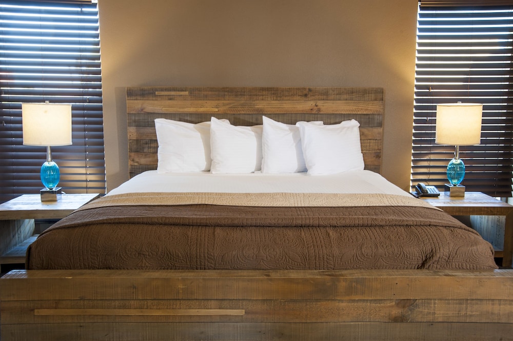 Deluxe Room, 1 King Bed - Photo 4