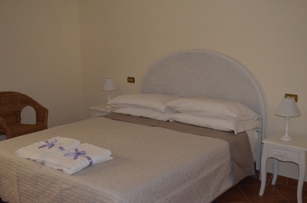 Double Room, 1 Queen Bed, Bathtub, Garden View photo 1