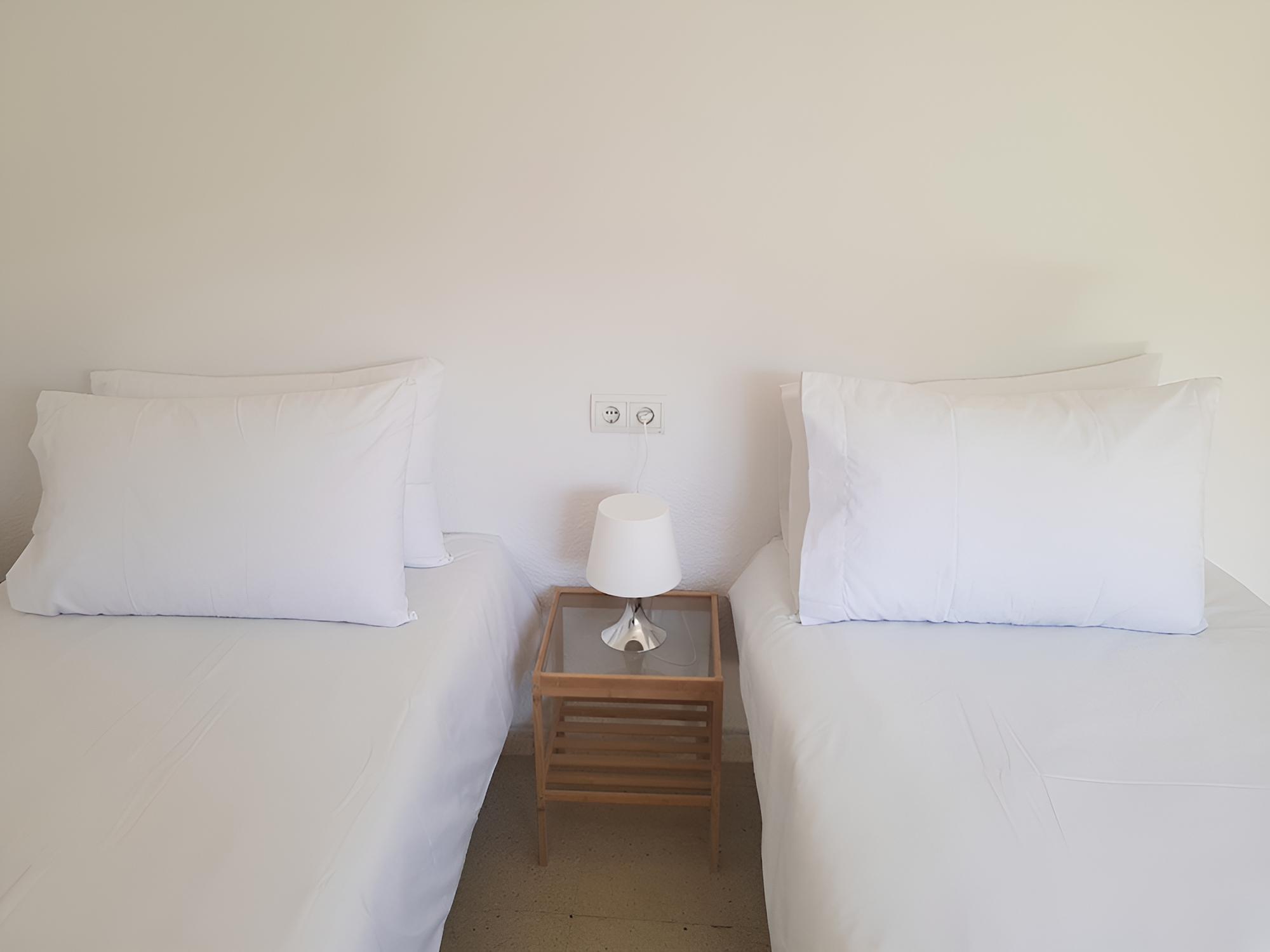 Twin Room (4)