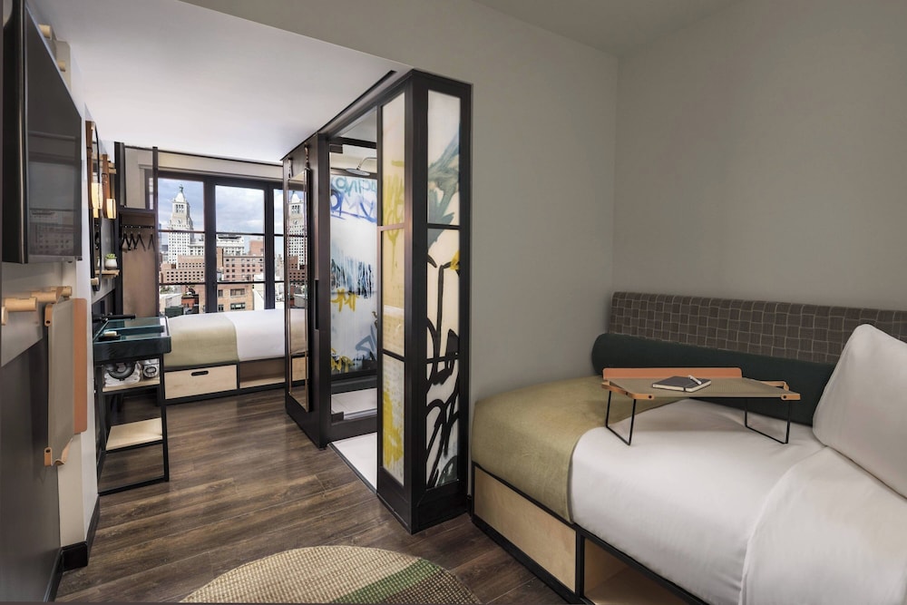 Room, 1 Twin Bed (1 Queen Bed and 1 Twinbed)