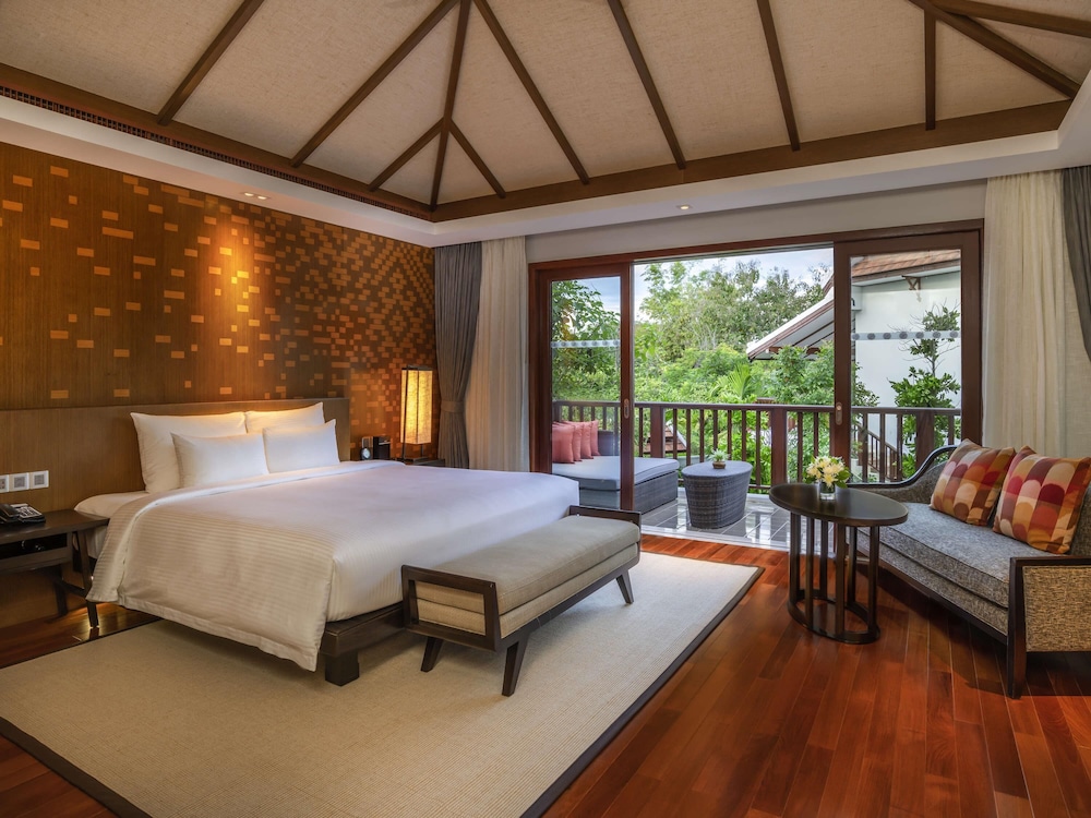 Deluxe Suite, 1 King Bed (Premium)