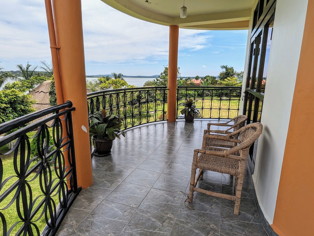 Panoramic Studio Suite, Non Smoking, Lake View photo 1