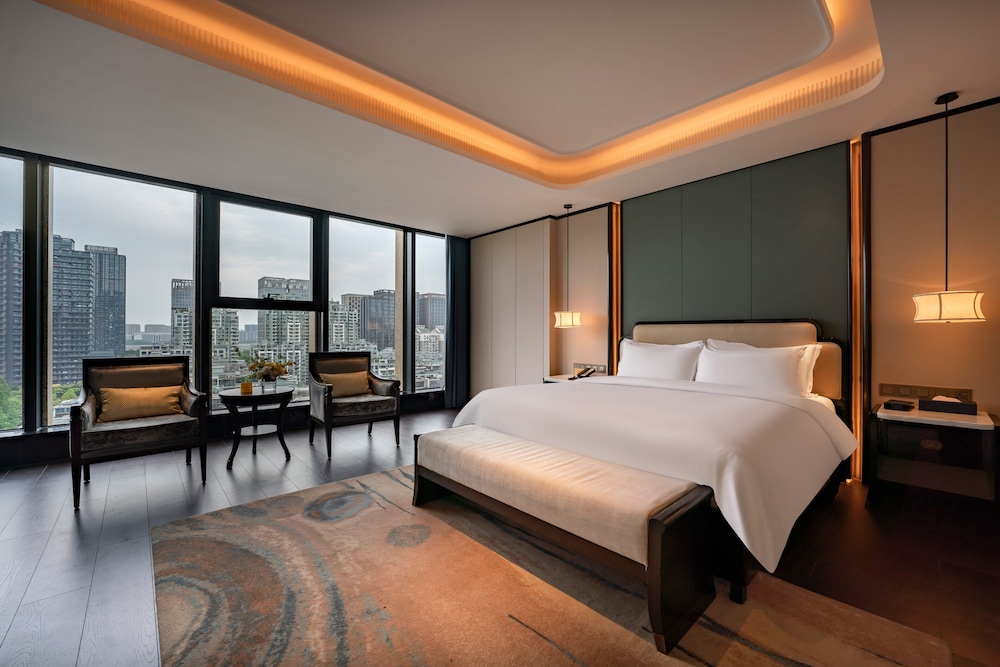 Premium Room, 1 King Bed - Photo 6