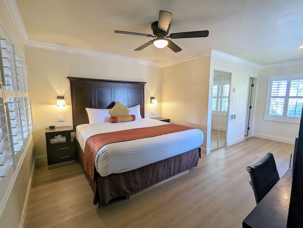 Standard Room, 1 King Bed, Non Smoking - Photo 4