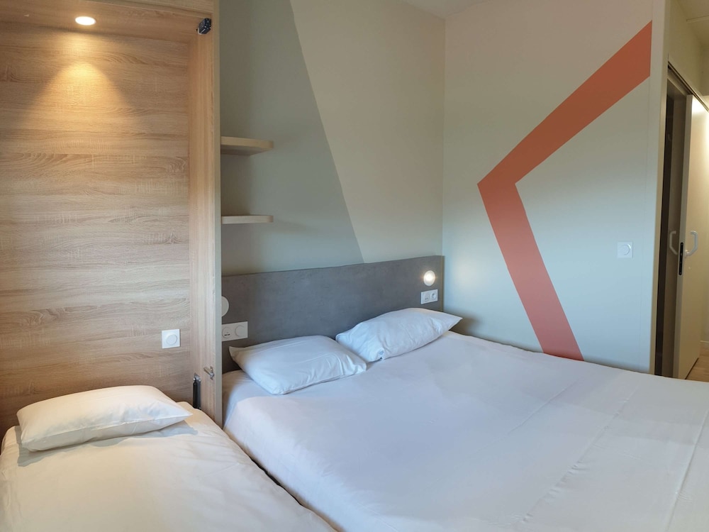 Standard Room, Multiple Beds - Photo 4