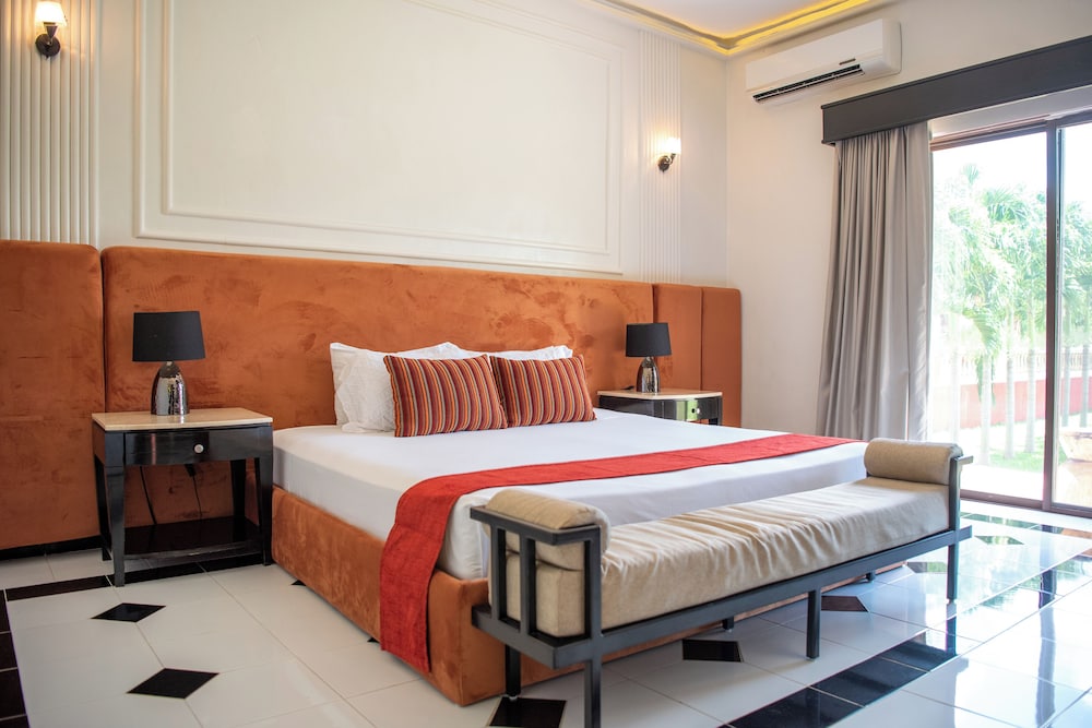 Standard Room, 1 King Bed, Garden View photo 2