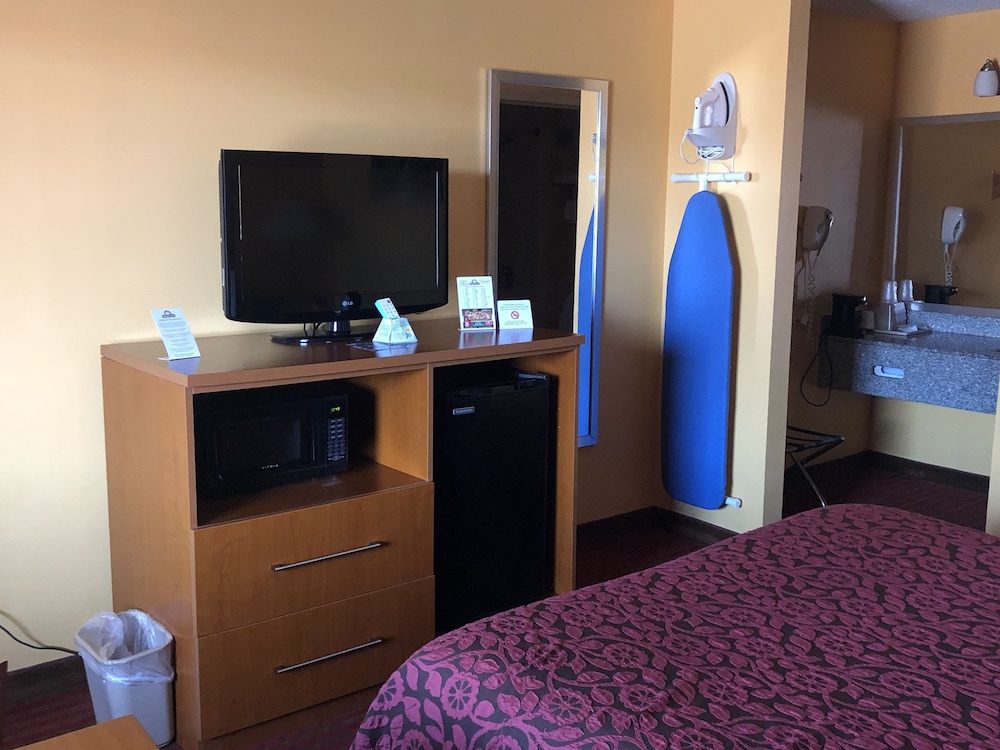 Standard Room, 1 Queen Bed, Smoking - Photo 2