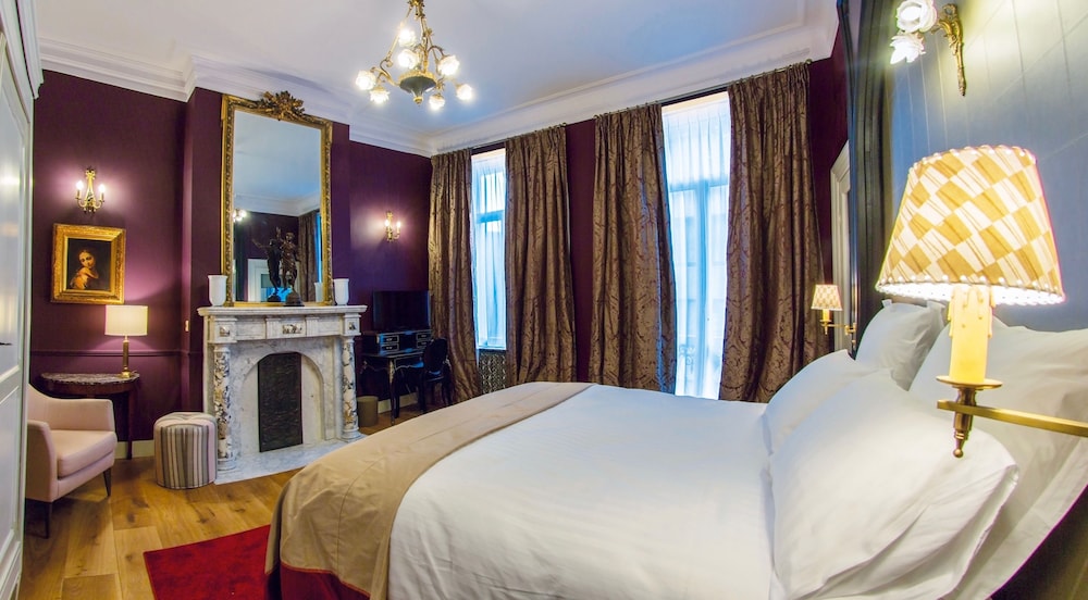 Superior Double Room, Ensuite, City View (LOUISE -NAPOLEON III)