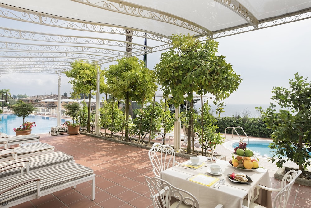 Exclusive Suite Deluxe with Living Area, Private Terrace, Lake View - Photo 1