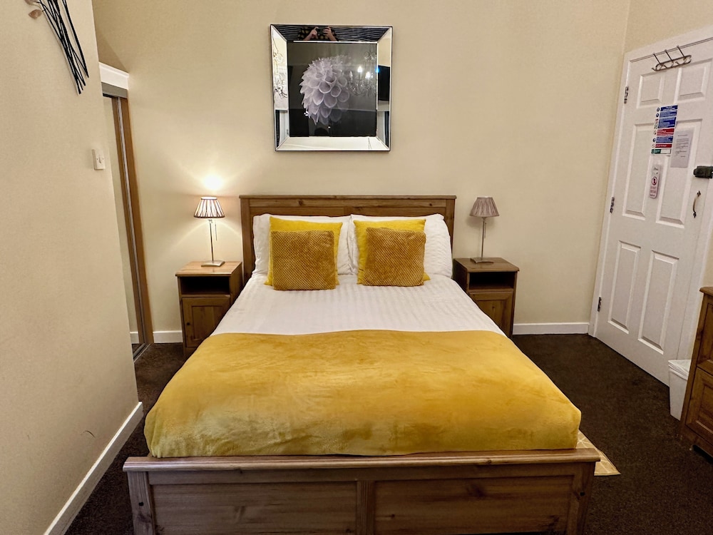 Small Family Room, Ensuite, Balcony (Room 5) photo 2
