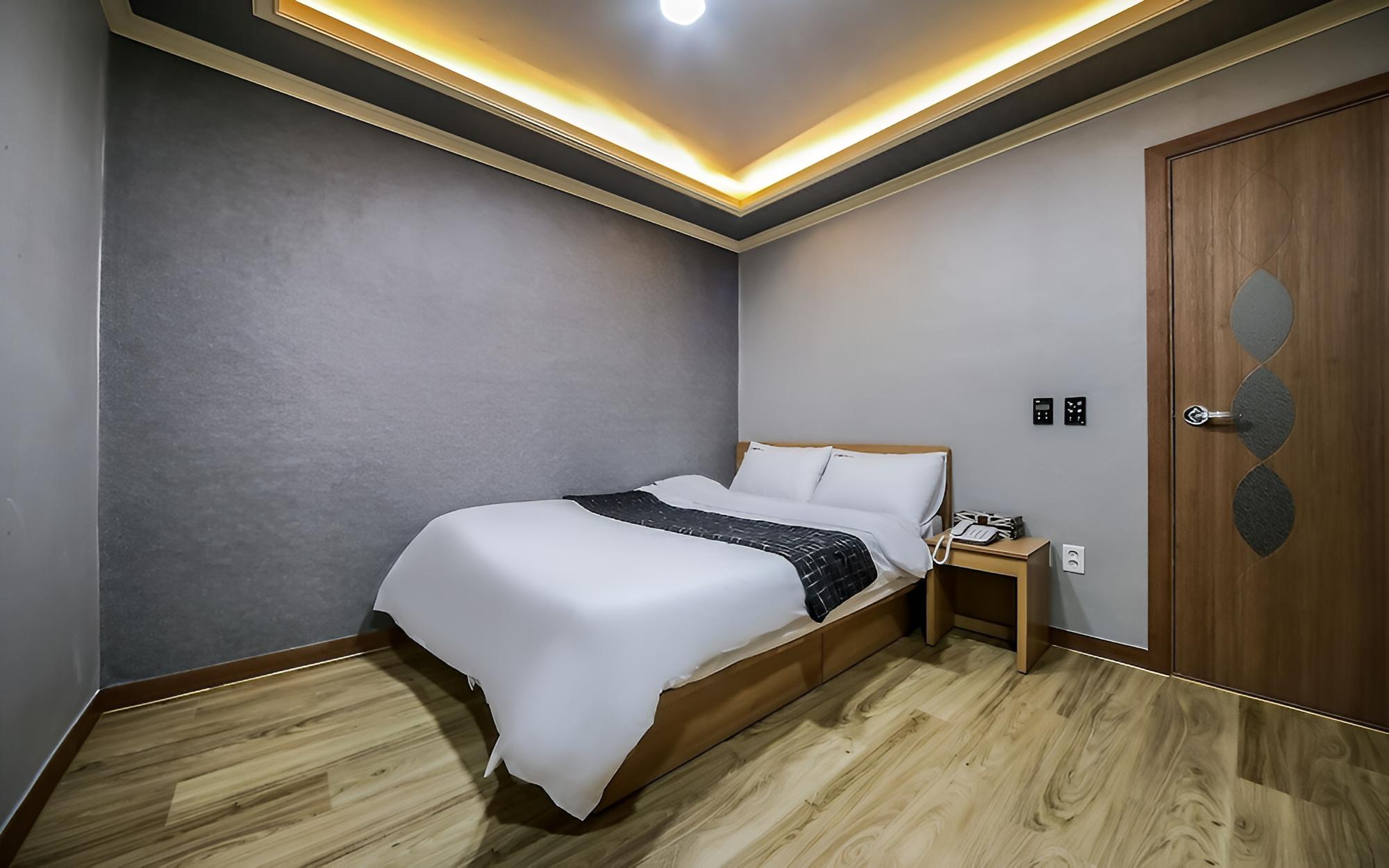 Room (Standard Room) - Photo 7