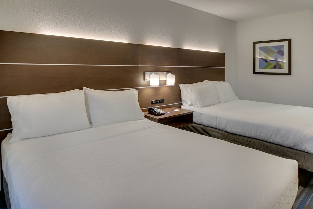 Standard Room, 2 Queen Beds (Top Floor) - Photo 7