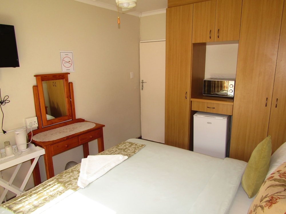 Double or Twin Room (Private External Bathroom) photo 2