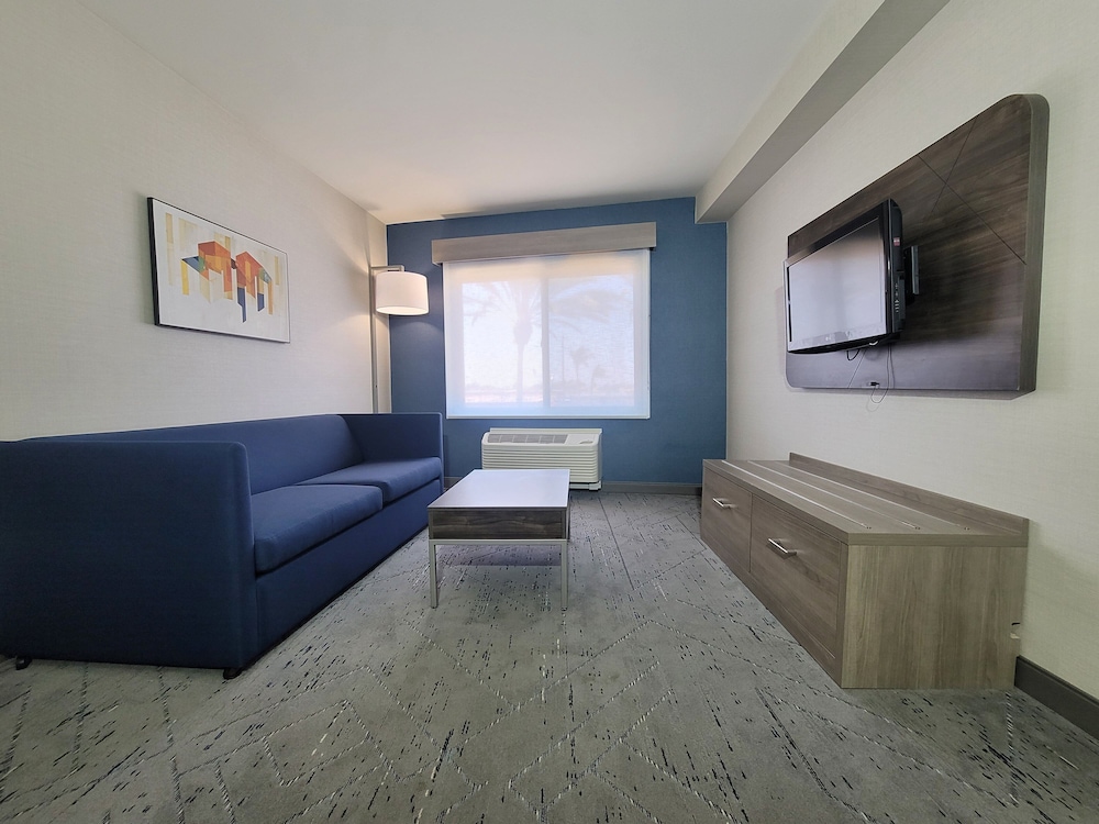 Suite, Multiple Beds - Photo 3