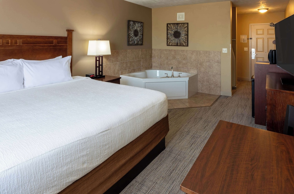 Suite, 1 King Bed, Jetted Tub photo 1