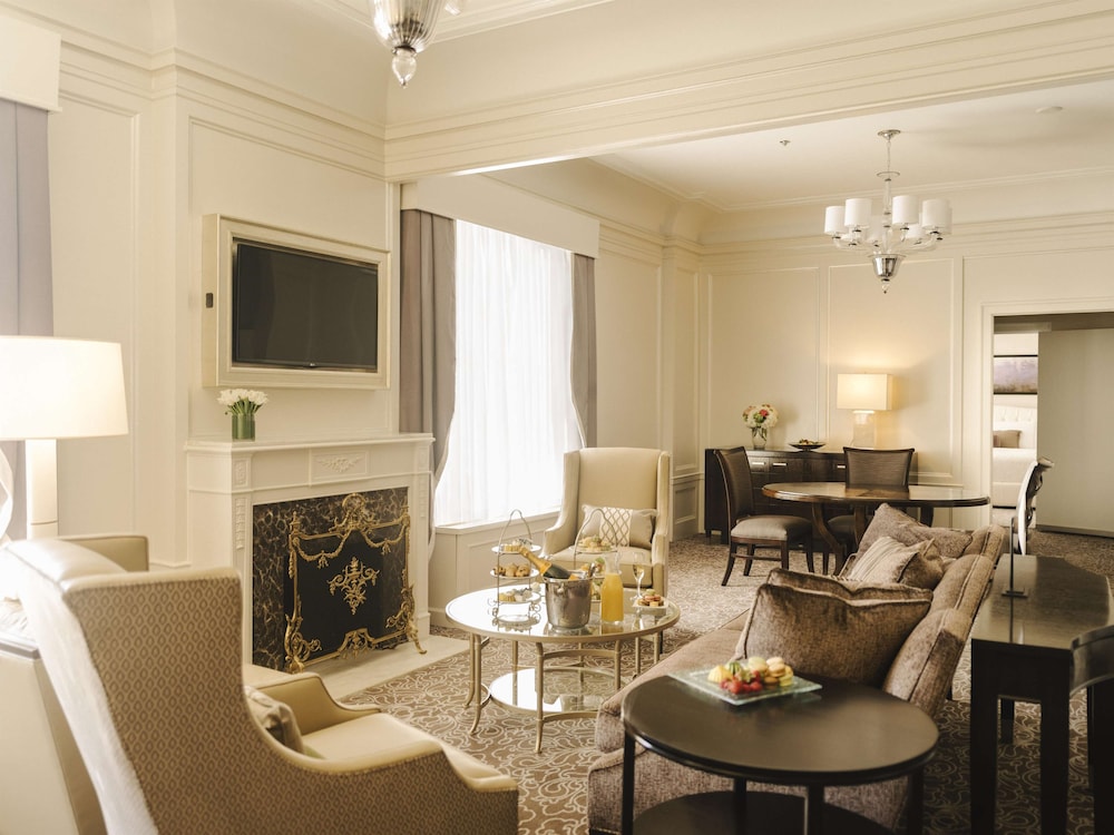 Suite, 1 King Bed with Sofa bed (Cambridge Legacy)