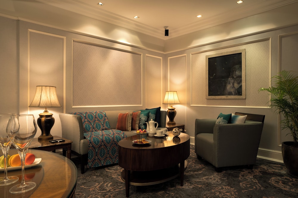 Executive Suite, Pool View, King Bed thumbnail 5