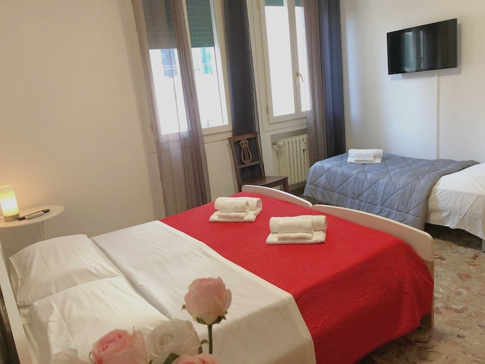 Suite, Ensuite photo 3