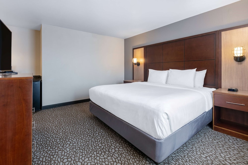 Suite, 1 King Bed, Jetted Tub - Photo 5