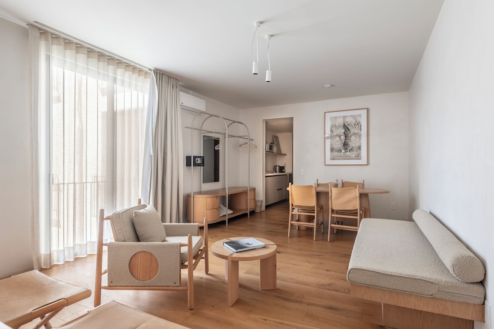 Deluxe Suite - Photo 2