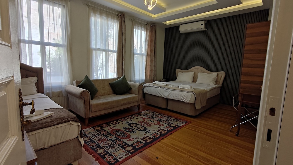 Economy Triple Room photo 2