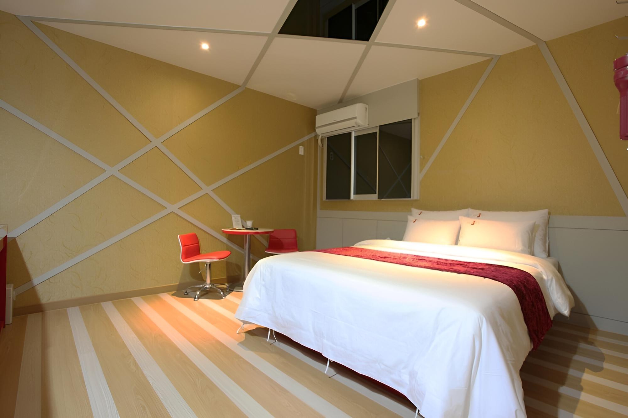Room (Standard Room) - Photo 16