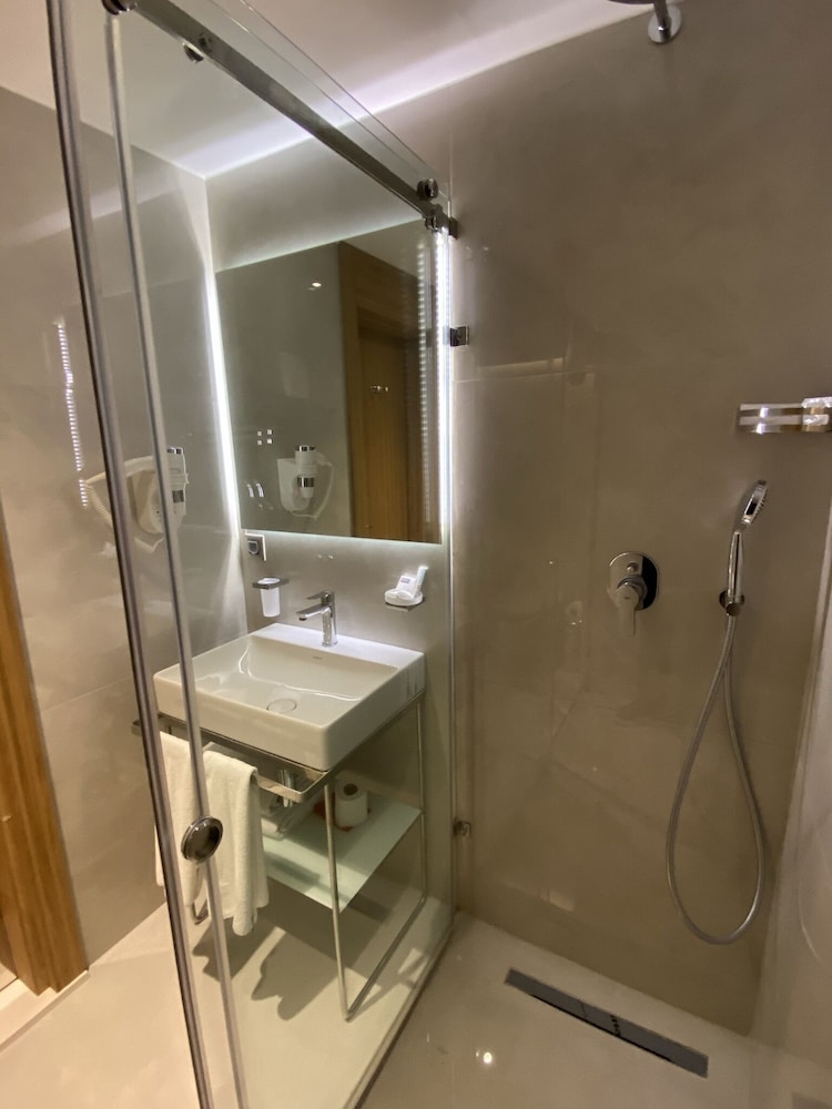 Deluxe Triple Room thumbnail 5