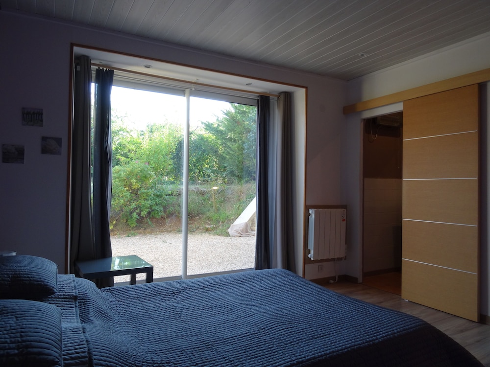Room (1) photo 1