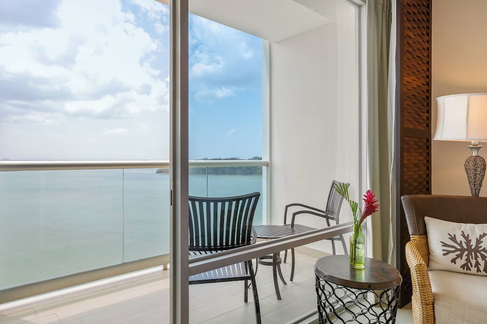 Club Suite, 1 King Bed, Ocean View - Photo 5