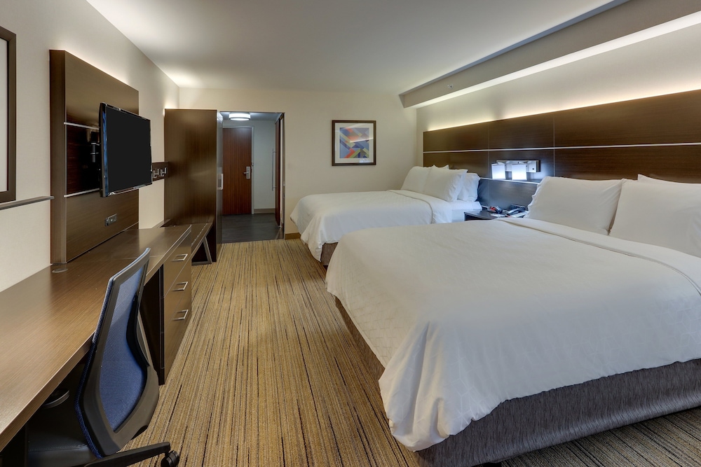 Standard Room, 2 Queen Beds - Photo 5