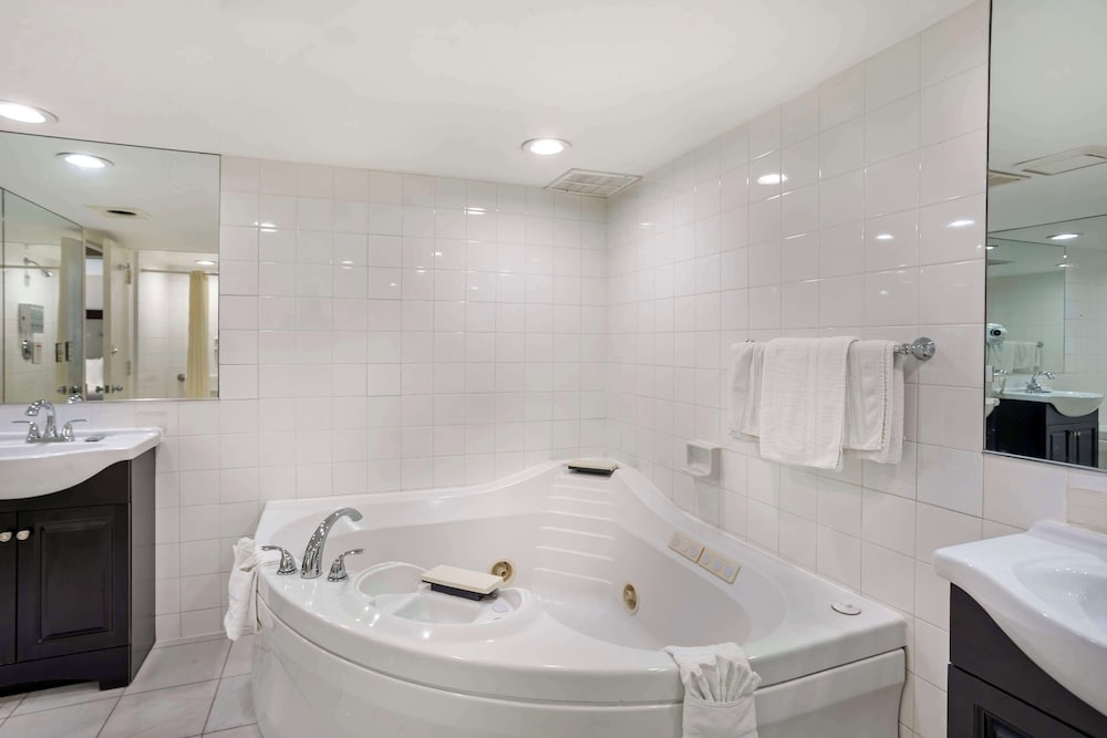Suite, 1 King Bed, Non Smoking, Jetted Tub - Photo 4