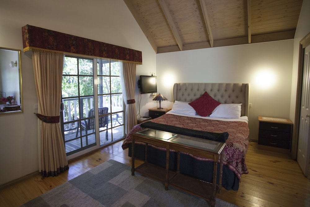 Comfort Studio Suite, 1 King Bed, Garden View, Ground Floor photo 3